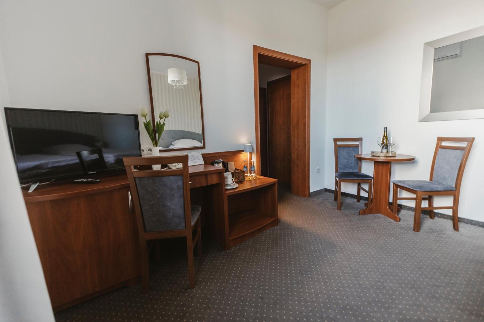 Hotel I Restauracja Borowianka Ostrów Wielkopolski Εξωτερικό φωτογραφία
