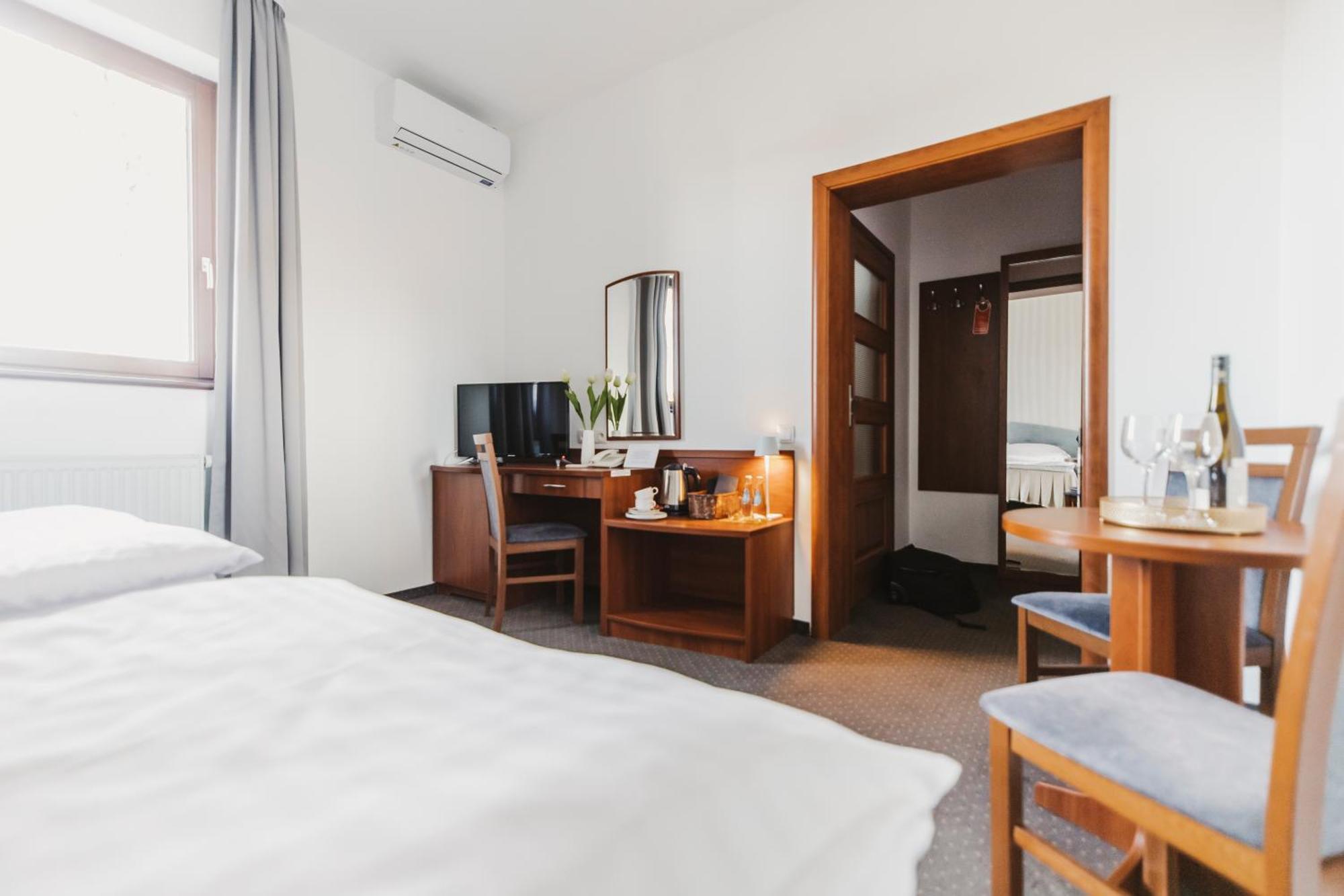 Hotel I Restauracja Borowianka Ostrów Wielkopolski Εξωτερικό φωτογραφία
