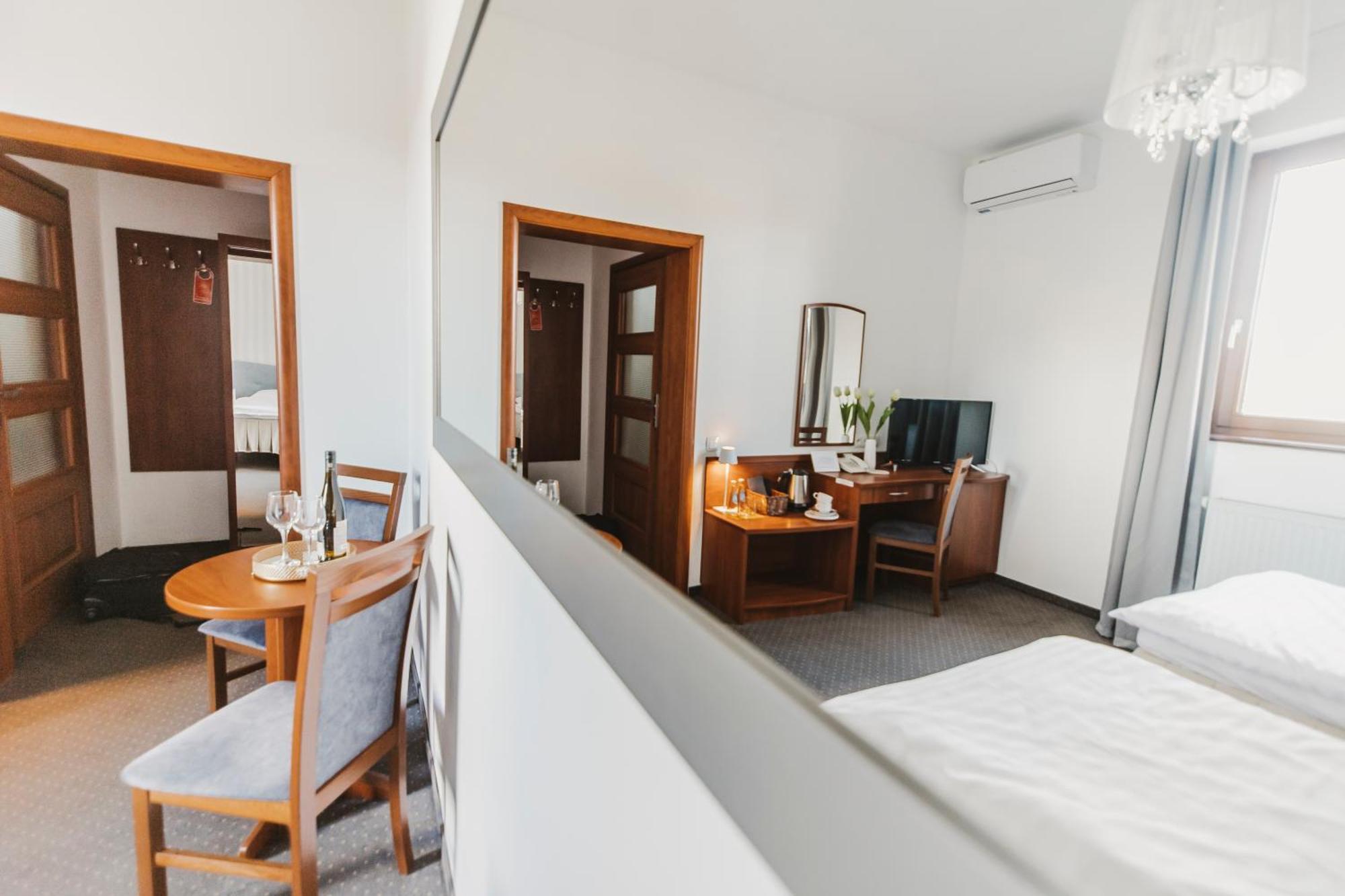 Hotel I Restauracja Borowianka Ostrów Wielkopolski Εξωτερικό φωτογραφία