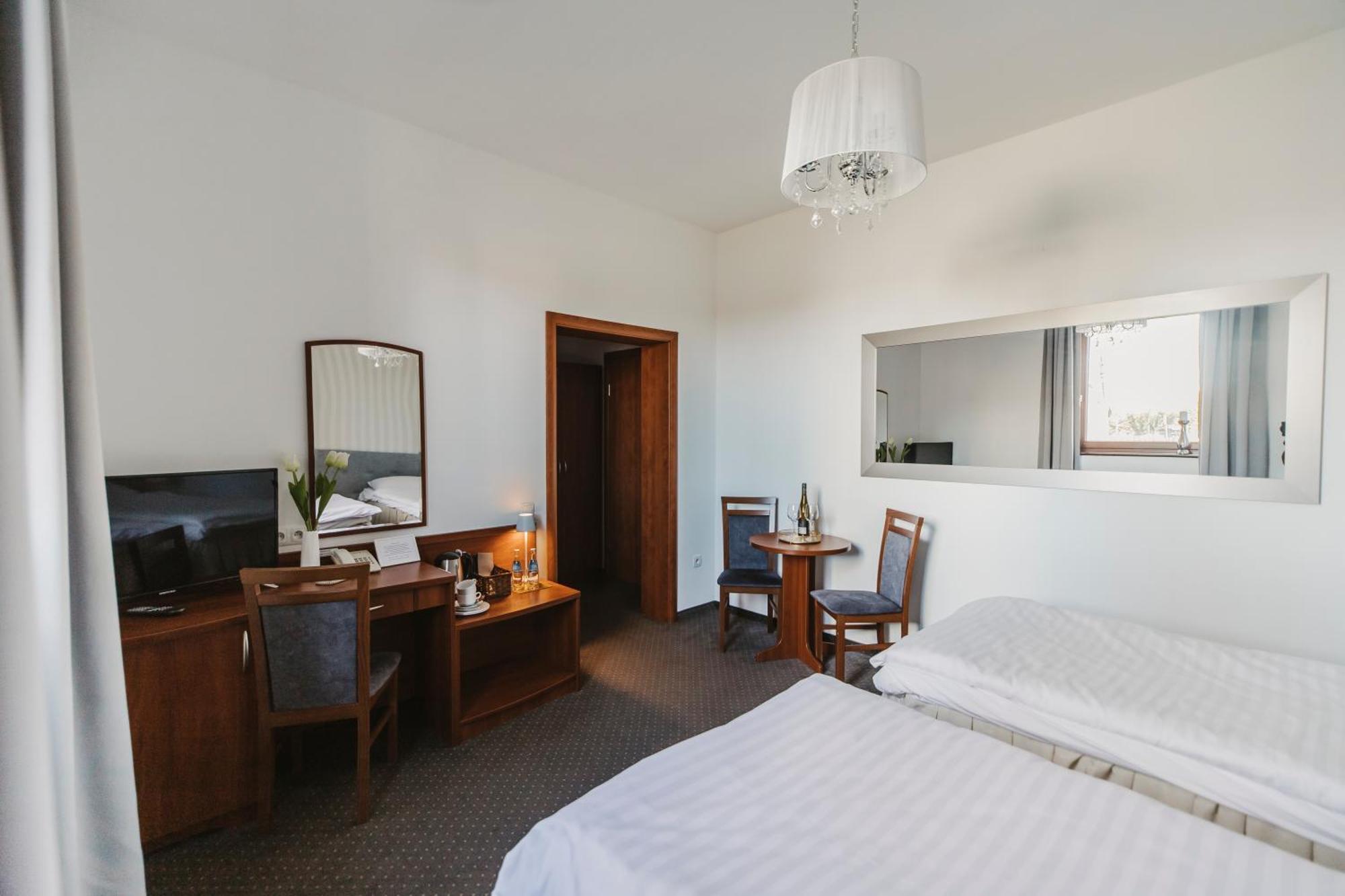Hotel I Restauracja Borowianka Ostrów Wielkopolski Εξωτερικό φωτογραφία
